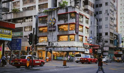 一名男子在大厦附近的道路上行走